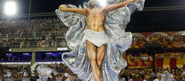 Cristo crucificado é mostrado em um dos carros alegóricos da Mangueira, 27 de fevereiro de 2017 Cristo crucificado é mostrado em um dos carros alegóricos da Mangueira, 27 de fevereiro de 2017 - Sputnik Brasil