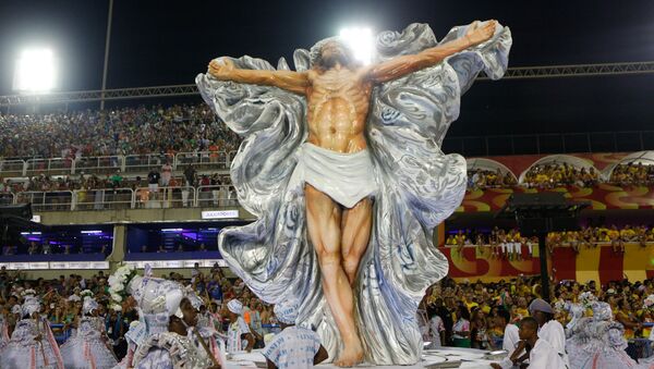 Cristo crucificado é mostrado em um dos carros alegóricos da Mangueira, 27 de fevereiro de 2017 - Sputnik Brasil