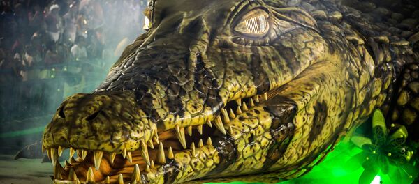 Enorme jacaré representa a fauna amazônica no desfile da Imperatriz Leopoldinense - Sputnik Brasil