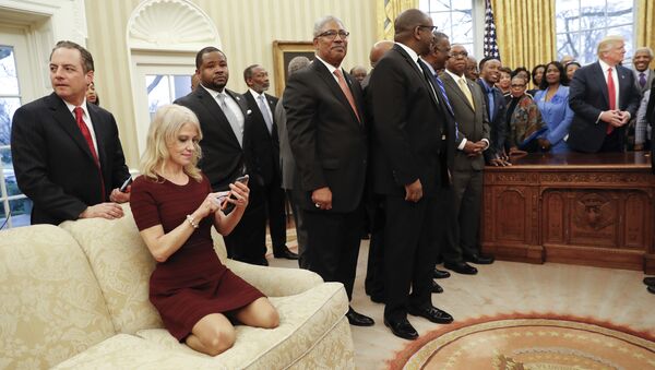Conselheira de Trump, Kellyanne Conway, toma pose extravagante ao tirar foto da delegação no Salão Oval da Casa Branca, em 27 de fevereiro de 2017 - Sputnik Brasil