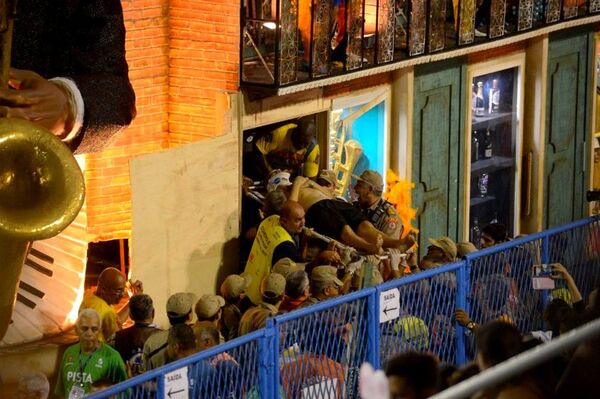 Bombeiros resgatam vítimas de carro alegórico da Unidos da Tijuca - Sputnik Brasil