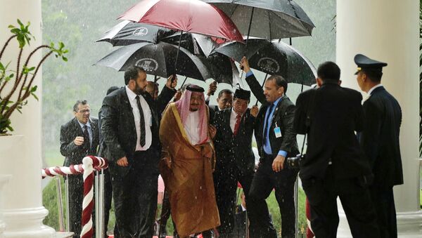 O rei da Arábia Saudita, Salman bin Abdulaziz e o presidente da Indonésia, Joko Widodo, caminham sob uma chuva forte no palácio presidencial em Bogor, 1 de março de 2017. - Sputnik Brasil