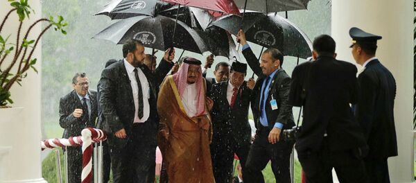 O rei da Arábia Saudita, Salman bin Abdulaziz e o presidente da Indonésia, Joko Widodo, caminham sob uma chuva forte no palácio presidencial em Bogor, 1 de março de 2017. - Sputnik Brasil