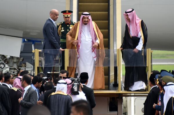 O rei da Arábia Saudita, Salman bin Abdulaziz, chega ao aeroporto de Halim, em Jacarta, 1 de março de 2017. - Sputnik Brasil