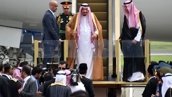 O rei da Arábia Saudita, Salman bin Abdulaziz, chega ao aeroporto de Halim, em Jacarta, 1 de março de 2017. - Sputnik Brasil