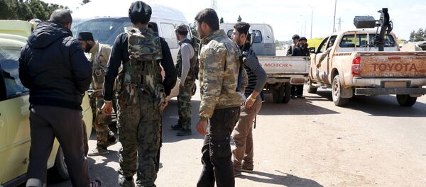 Militantes da Frente al-Nusra na entrada da cidade de Idlib - Sputnik Brasil