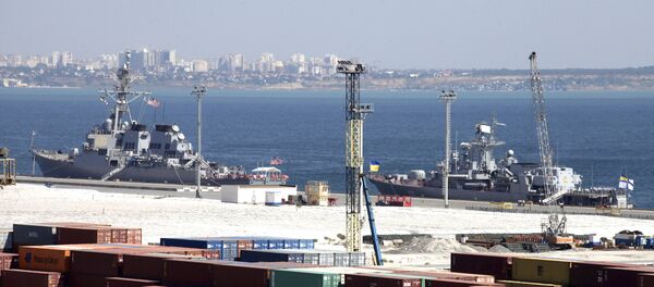 USS Donald Cook, à esquerda, e o navio-almirante da Marinha ucraniana, a fragata Hetman Sahaydachniy, atracados no porto do Mar Negro de Odessa, Ucrânia, terça-feira, 1 de setembro de 2015 - Sputnik Brasil