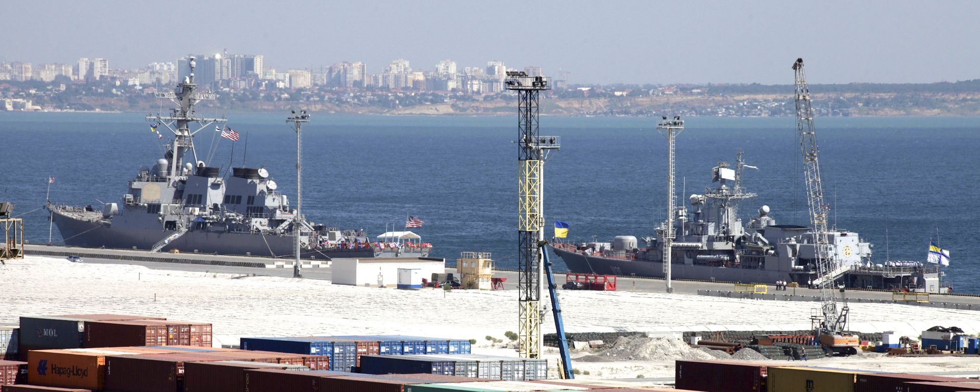 USS Donald Cook, à esquerda, e o navio-almirante da Marinha ucraniana, a fragata Hetman Sahaydachniy, atracados no porto do Mar Negro de Odessa, Ucrânia, terça-feira, 1 de setembro de 2015 - Sputnik Brasil, 1920, 19.07.2026