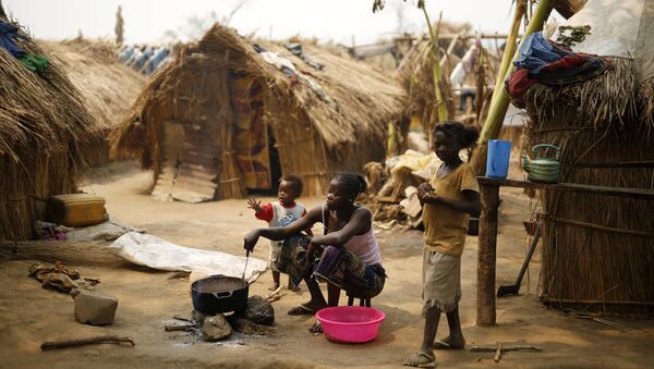 Christian families living in a refugee camp prepare food in Kaga-Bandoro, Central African Republic, Tuesday Feb. 16, 2016 - Sputnik Brasil