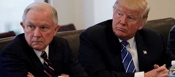 O atual procurador-geral dos EUA, Jeff Sessions, ao lado de Donald Trump, na Trump Tower, em Nova York, em 7 de outubro de 2016 - Sputnik Brasil