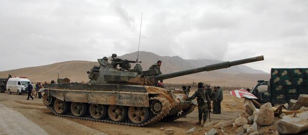 Exército sírio toma uma posição enquanto avança em direção à antiga cidade de Palmira, 2 de março de 2017 - Sputnik Brasil