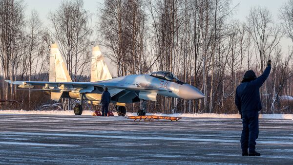 Caça Su-35S Super-Flanker aterrissa no aeródromo de Besovets na Carélia - Sputnik Brasil