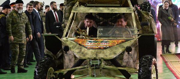 O chefe da Chechênia Ramzan Kadyrov durante a apresentação do todo-o-terreno militar Chaborz M-3, na usina produtora Chechenavto em 4 de março - Sputnik Brasil