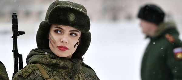 Uma participante durante o concurso de beleza e profissional entre mulheres militares das forças de mísseis estratégicos - Sputnik Brasil