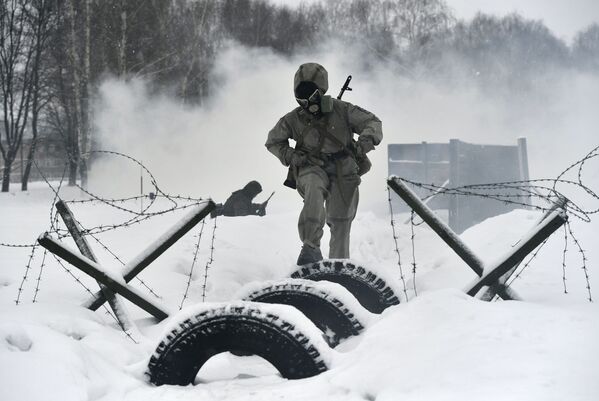 Participante atravessa uma pista de obstáculos durante o concurso de beleza e profissional entre mulheres militares das forças de mísseis estratégicos na região de Yaroslavl, na Rússia - Sputnik Brasil