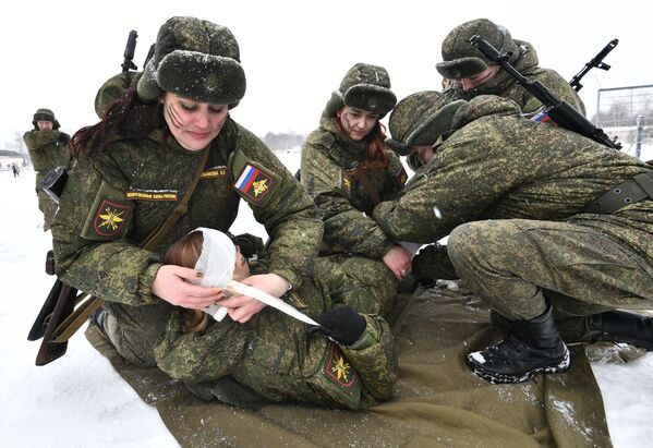 Participantes prestam primeiros socorros a um ferido durante o concurso de beleza e profissional entre mulheres militares das forças de mísseis estratégicos na região de Yaroslavl, na Rússia - Sputnik Brasil