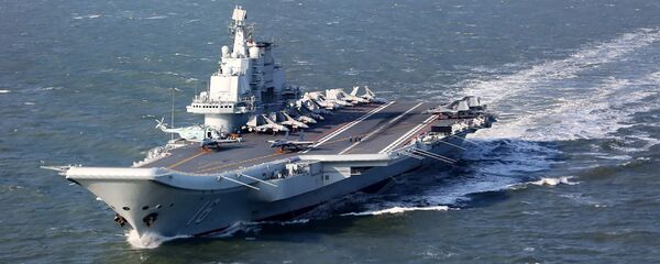 Liaoning, único porta-aviões da China, navegando durante exercícios militares no Pacífico Liaoning, único porta-aviões da China, navegando durante exercícios militares no Pacífico - Sputnik Brasil
