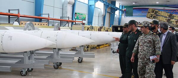 Hossein Dehqan, ministro da Defesa do Irã, visita o local de produção de mísseis Sayyad-2 (Arquivo) - Sputnik Brasil