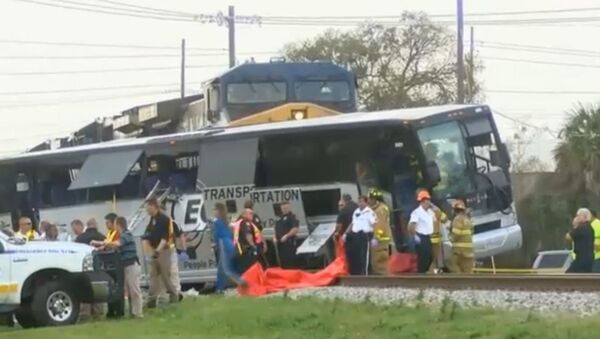 Acidente entre trem e ônibus em Biloxi, Mississippi. Cortesia de WLOX News Now. - Sputnik Brasil