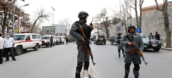 Policiais afegãos perto do local do atentado em Cabul, Afeganistão - Sputnik Brasil