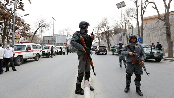 Policiais afegãos perto do local do atentado em Cabul, Afeganistão - Sputnik Brasil