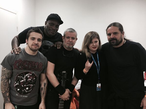 A correspondente da Sputnik Brasil com a banda Sepultura antes do show em Moscou, em 7 de março de 2017 - Sputnik Brasil