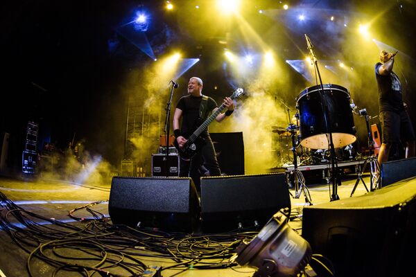 O baixista Paulo Xisto Pinto Júnior e vocalista Derrick Green, do Sepultura, dando show em Moscou, em 7 de março de 2017 - Sputnik Brasil