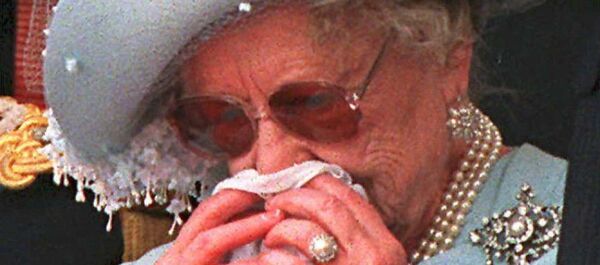 Elizabeth II começou a chorar durante a cerimônia em homenagem aos soldados mortos do Regimento Duque de Lancaster - Sputnik Brasil