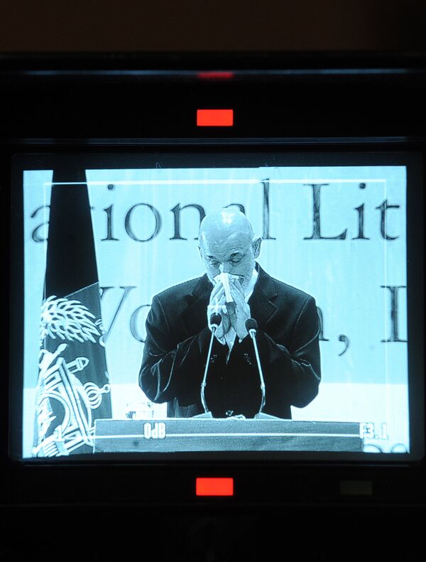 Hamid Karzai, chorou durante seu discurso de TV para a nação, quando chamou seus compatriotas para parar a violência no país. Hamid Karzai, chorou durante seu discurso de TV para a nação, quando chamou seus compatriotas para parar a violência no país. - Sputnik Brasil