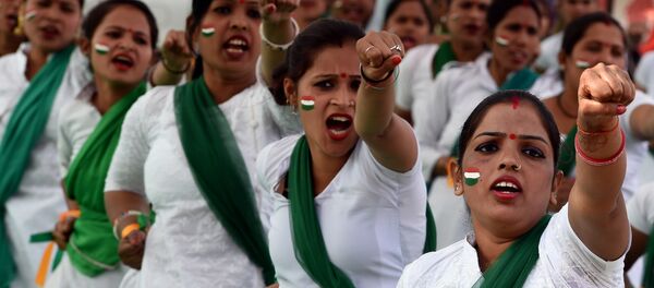Mulheres indianas realizam uma demonstração de defesa pessoal durante um evento em Nova Delhi em 8 de março de 2017, por ocasião do Dia Internacional da Mulher - Sputnik Brasil