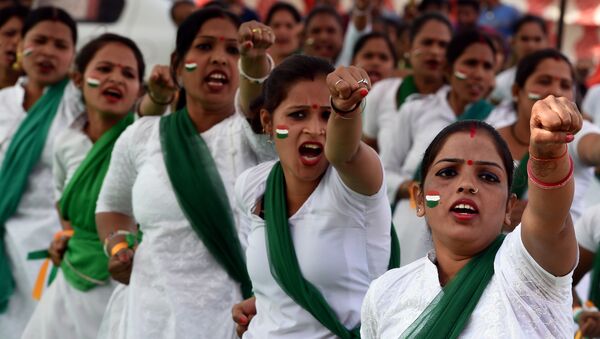 Mulheres indianas realizam uma demonstração de defesa pessoal durante um evento em Nova Delhi em 8 de março de 2017, por ocasião do Dia Internacional da Mulher - Sputnik Brasil