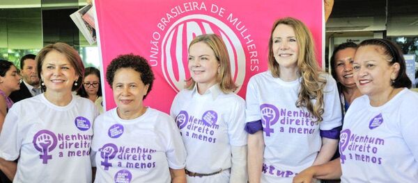 Senadoras e União Brasileira de Mulhers (UBM) comemoram com ato Nenhum direito a menos #Eu paro o Dia Internacional da Mulher - Sputnik Brasil