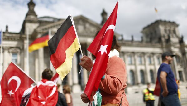 Manifestantes com bandeiras da Alemanha e da Turquia em frente ao Reichstag. Berlim. - Sputnik Brasil