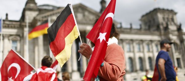 Manifestantes com bandeiras da Alemanha e da Turquia em frente ao Reichstag. Berlim. - Sputnik Brasil