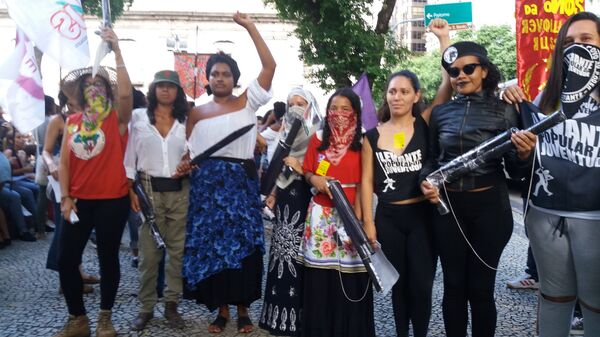 Manifestantes protestam na Candelária no Dia Internacional da Mulher - Sputnik Brasil
