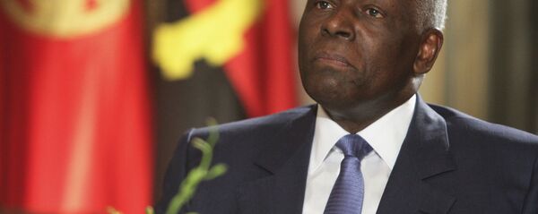 O presidente angolano, José Eduardo dos Santos, durante uma reunião com seu ex-homólogo português, Aníbal Cavaco Silva, em Lisboa, em 10 de março de 2009 (foto de arquivo) - Sputnik Brasil