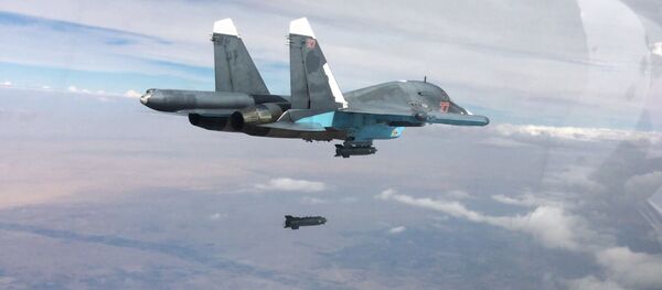 Caça-bombardeiro russo Su-34 realiza ataque contra as forças do Daesh na Síria (foto de arquivo) - Sputnik Brasil