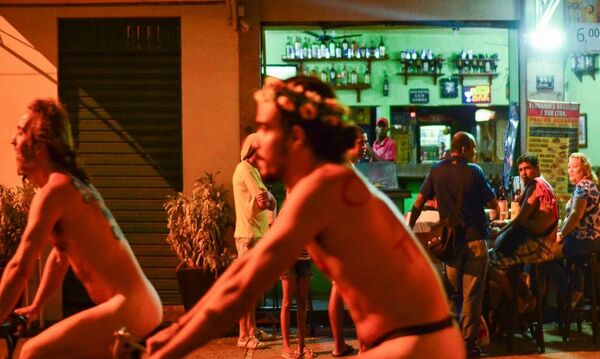 Parece que somos invisíveis nas ruas, mas quando estamos sem roupa todo mundo nos enxerga, reclama Norton Tavares. Parece que somos invisíveis nas ruas, mas quando estamos sem roupa todo mundo nos enxerga, reclama Norton Tavares. - Sputnik Brasil