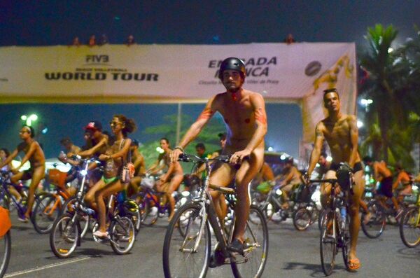 A 4ª Pedalada Pelada quer chamar a atenção das pessoas para a fragilidade dos meios de transporte não motorizados no trânsito. A 4ª Pedalada Pelada quer chamar a atenção das pessoas para a fragilidade dos meios de transporte não motorizados no trânsito. - Sputnik Brasil