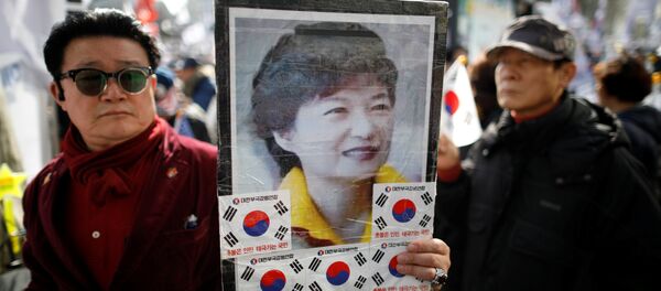 Apoiador da agora ex-presidente da Coreia do Sul, Park Geun-hye, participam de um protesto diante da decisão do Tribunal Constitucional sobre o impeachment de Park perto do Tribunal Constitucional em Seul, Coréia do Sul, 10 de março de 2017. REUTERS / Kim Hong-Ji - Sputnik Brasil