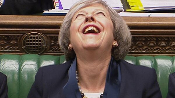 Theresa May ri durante uma reunião da câmara baixa do parlamento britânico. Março, 8. 2017 - Sputnik Brasil