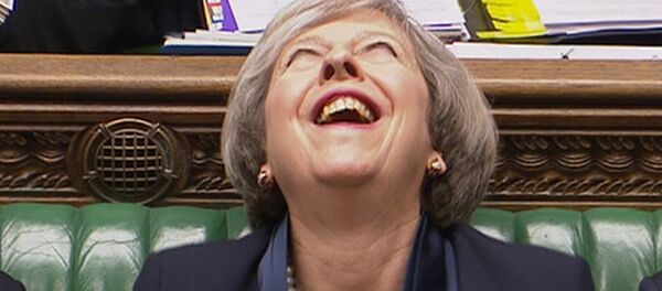 Theresa May ri durante uma reunião da câmara baixa do parlamento britânico. Março, 8. 2017 - Sputnik Brasil