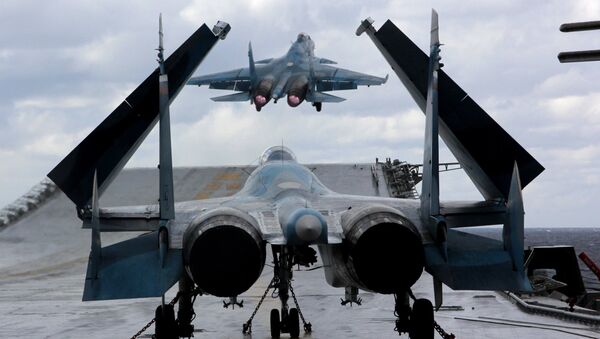 Caças Su-33 e MiG-29K no convés do porta-aviões Admiral Kuznetsov no mar Mediterrâneo - Sputnik Brasil