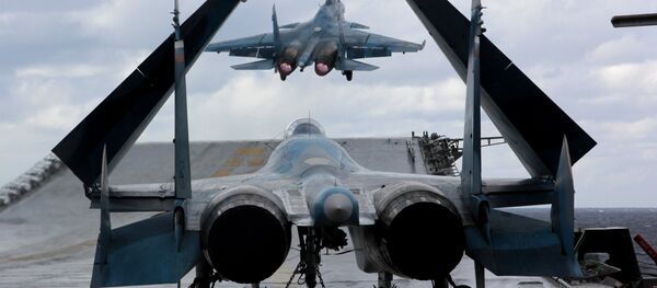 Caças Su-33 e MiG-29K no convés do porta-aviões Admiral Kuznetsov no mar Mediterrâneo - Sputnik Brasil