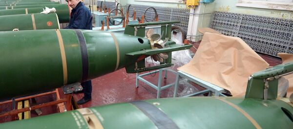 Funcionário no momento de trabalho na Fábrica Dagdizel, em Kaspiysk - Sputnik Brasil