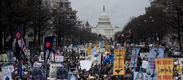 Protesto contra construção do oleoduto Dakota Access em frente à Casa Branca, 10 de março de 2017 - Sputnik Brasil