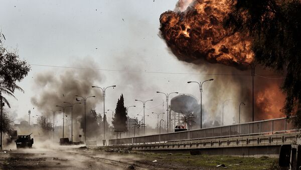 Fumaça e fogo captados após a explosão de um carro-bomba na cidade de Mossul, Iraque, durante os combates entre forças iraquianas e terroristas do Daesh (grupo proibido na Rússia), 5 de março - Sputnik Brasil