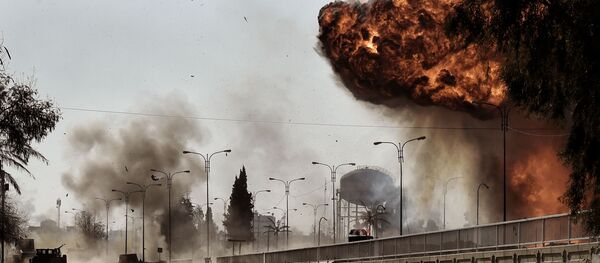Fumaça e fogo captados após a explosão de um carro-bomba na cidade de Mossul, Iraque, durante os combates entre forças iraquianas e terroristas do Daesh (grupo proibido na Rússia), 5 de março - Sputnik Brasil