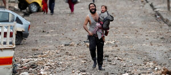 Um homem chora carregando a sua filha fugindo em direção das forças especiais iraquianas na parte de Mossul controlada pelo Daesh (proibido na Rússia), 4 de março de 2017 - Sputnik Brasil