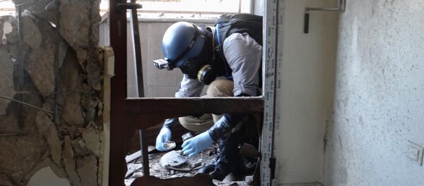 Um especialista das Nações Unidas recolha amostras de solo para investigação do suposto uso das armas químicas na Síria - Sputnik Brasil